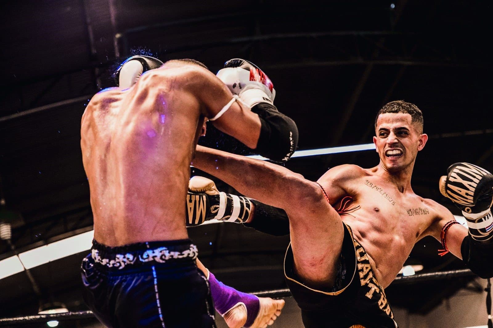 Jonathan Lobinho acertando um chute em luta de Muay Thai