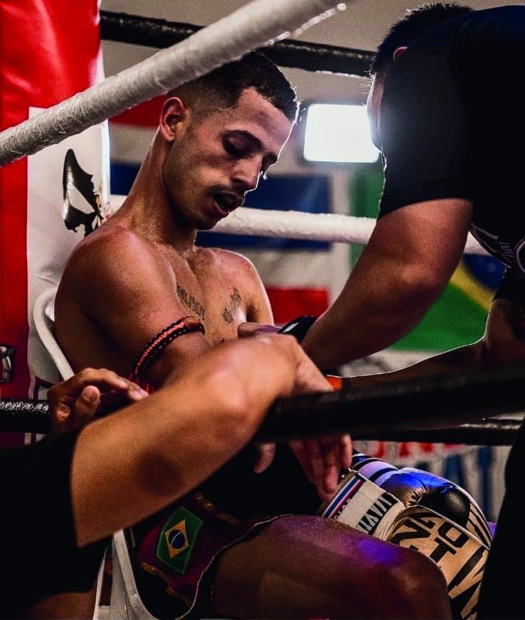 Jonathan Lobinho no córner durante uma luta